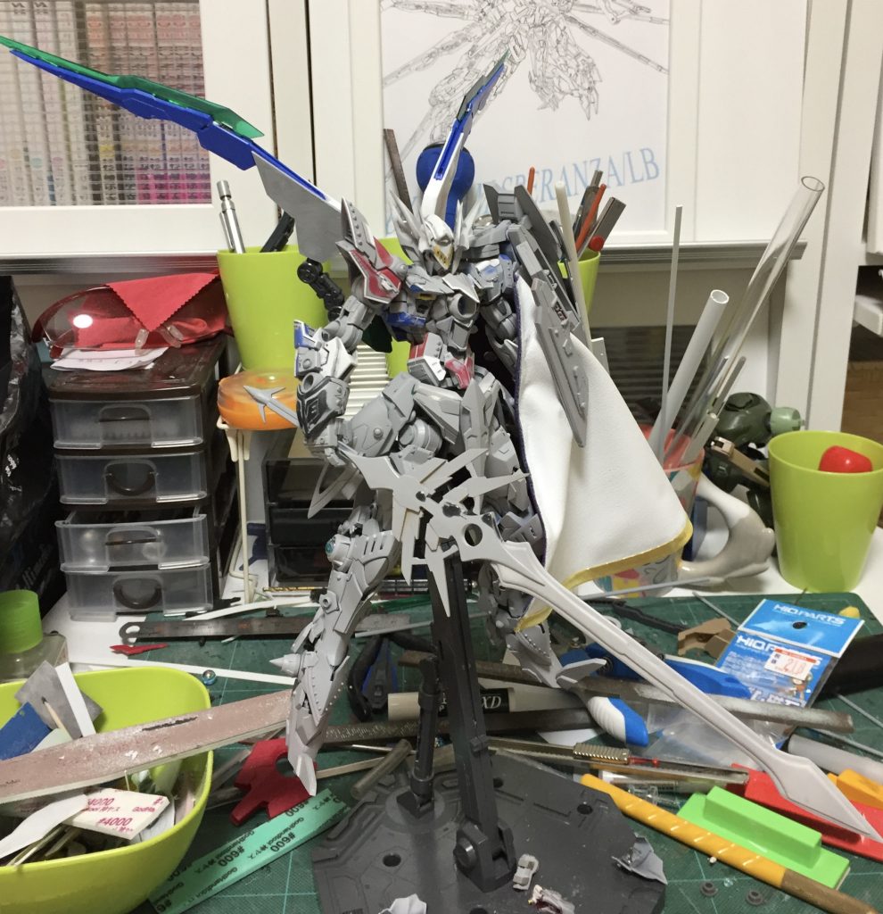 最初はバックパックを付ける予定はなかったのですが急遽物足りなかったので追加しました。
基部はスクラッチで作りクアンタのソードビットを羽のように付けています。