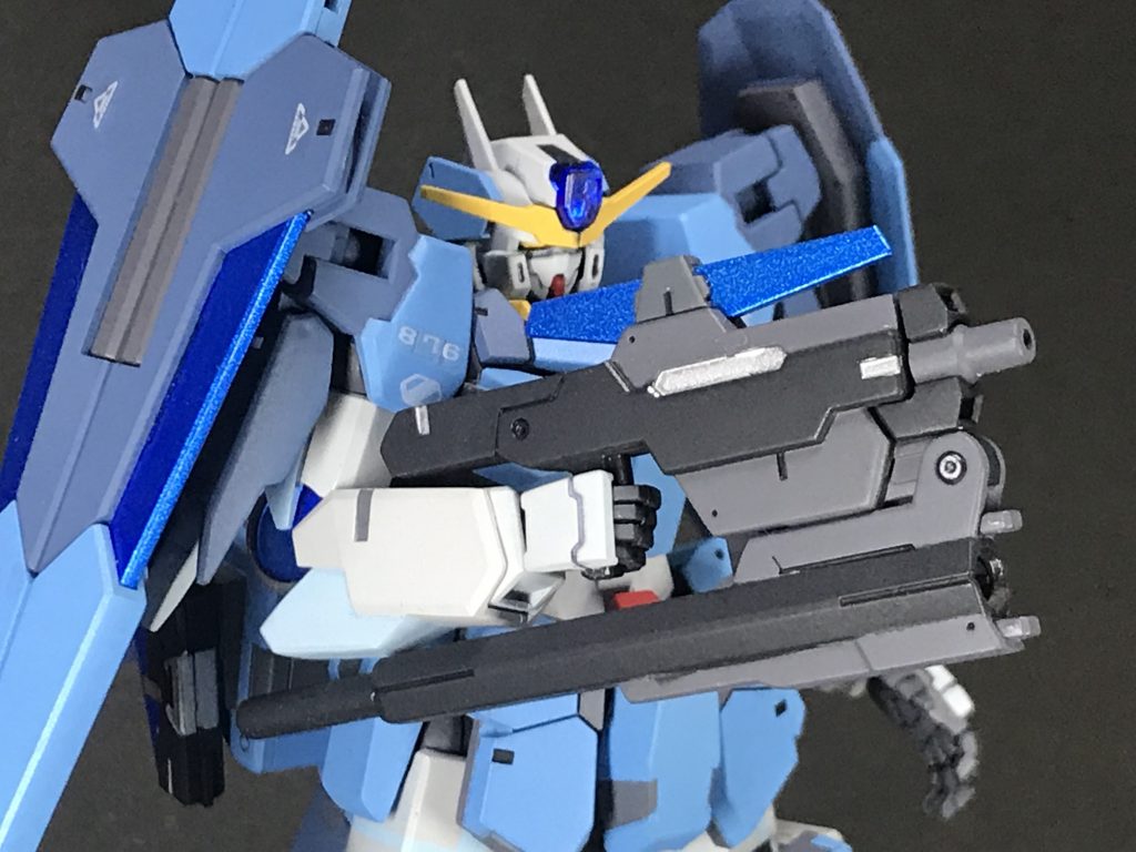 GNスナイパーライフルⅡはもちろん三連バルカンモードにもなります
バックパックとライフルに磁石を仕込んであるのでこの状態で背中にマウントすることもできます