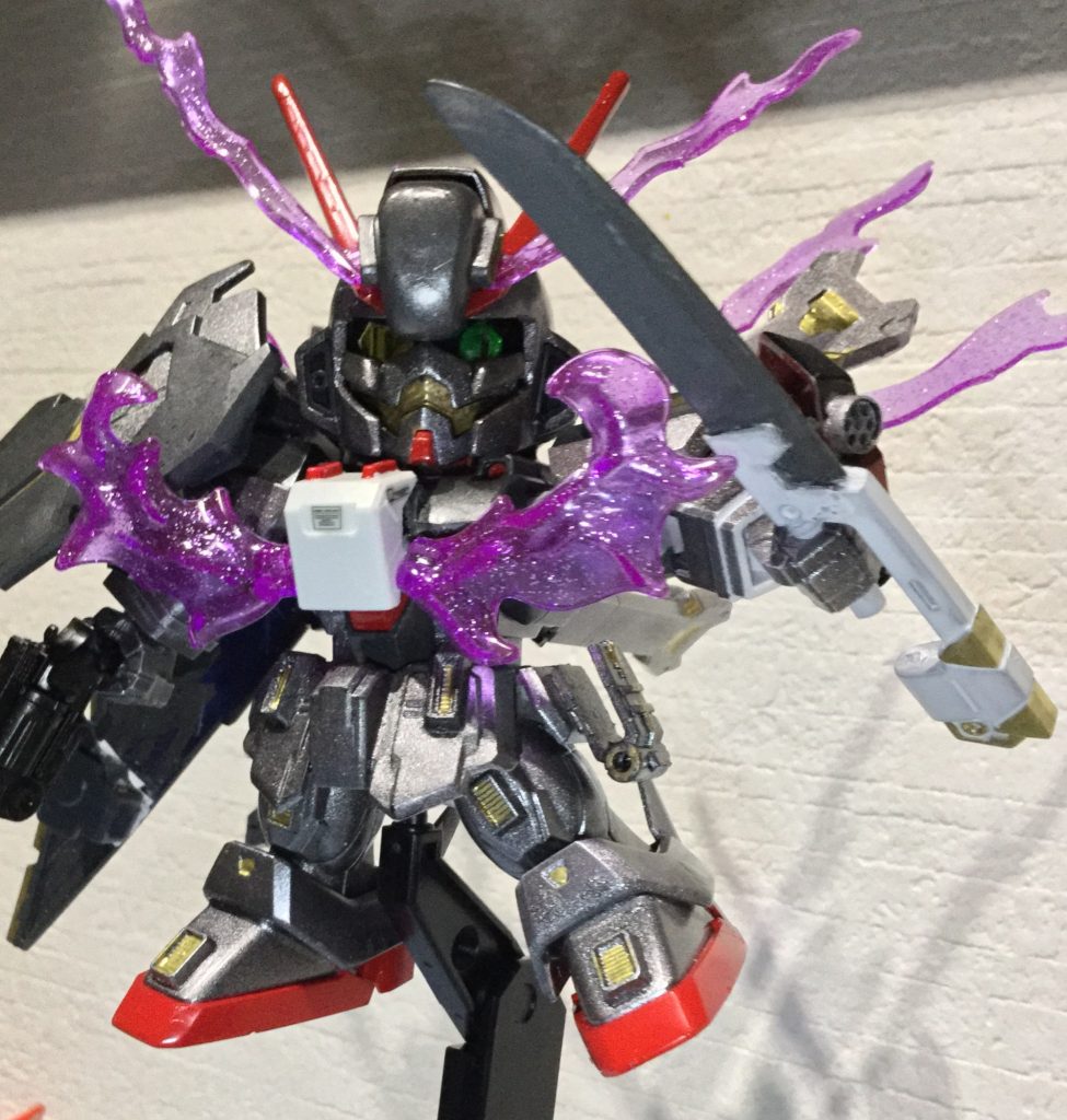 *ファントム・ライト*:ビーム兵器類に対しては射撃・格闘・防御用を問わず無力化し、またビーム・シールドでの防御が不可能なヴェスバーの砲撃すらも受け流す事が可能となる。機体の出力自体も大幅にパワーアップしており、自分よりも大柄なMSを単純な力だけで振り回すほどの威力を持つ。