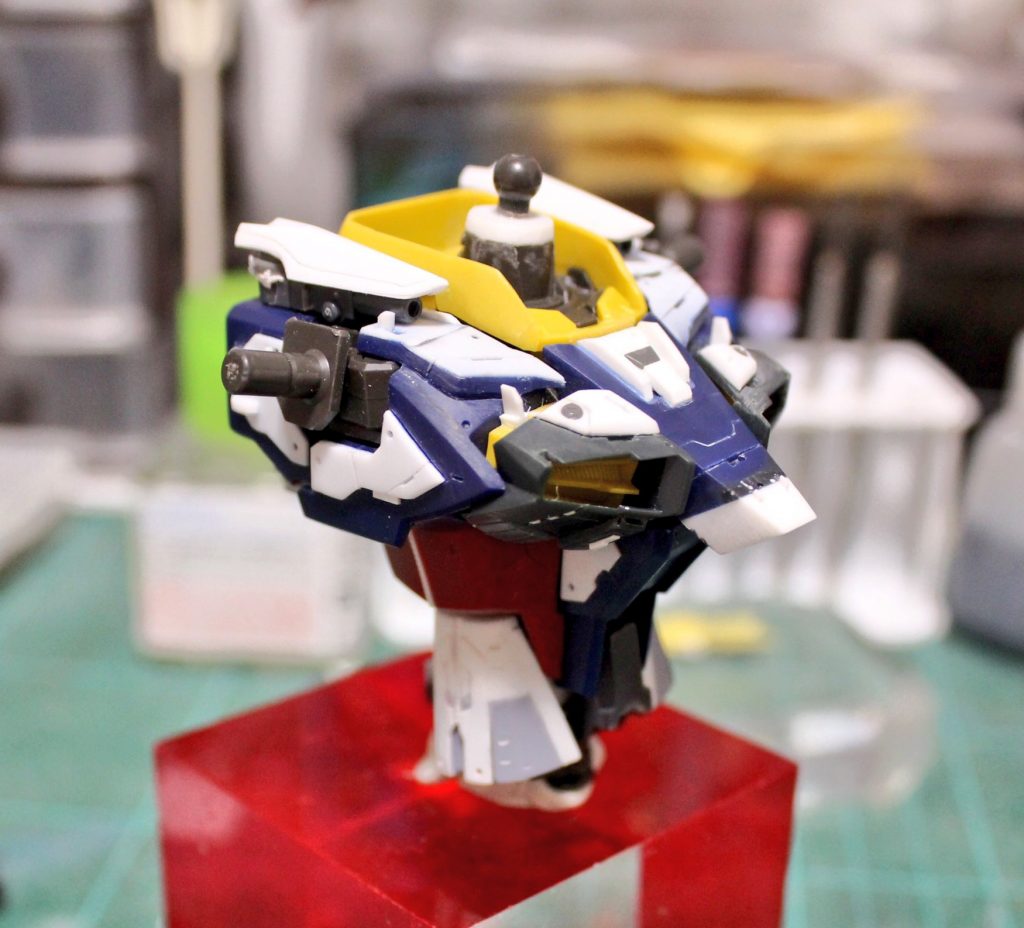 全体のバランスを見て気になった腰を延長し各部にディテールを入れています。