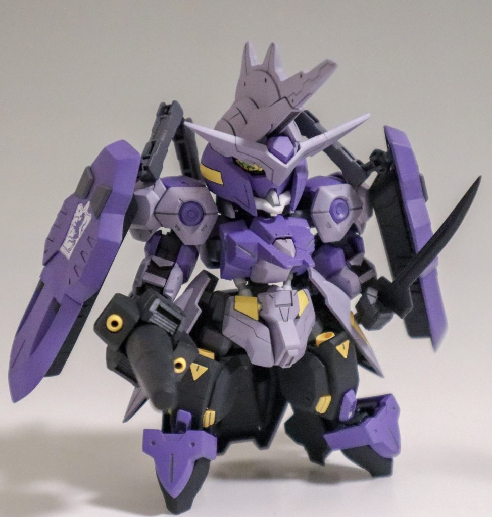 目の色は黄色にしました。
流石に目の塗装はできないと思い、CSフレームのガンダムのシールを拝借しました。
ランスはかなり小型化し、刀もいい感じに小さくなっているかと思います。
足の形状から頭身がちょっと上がってます。
