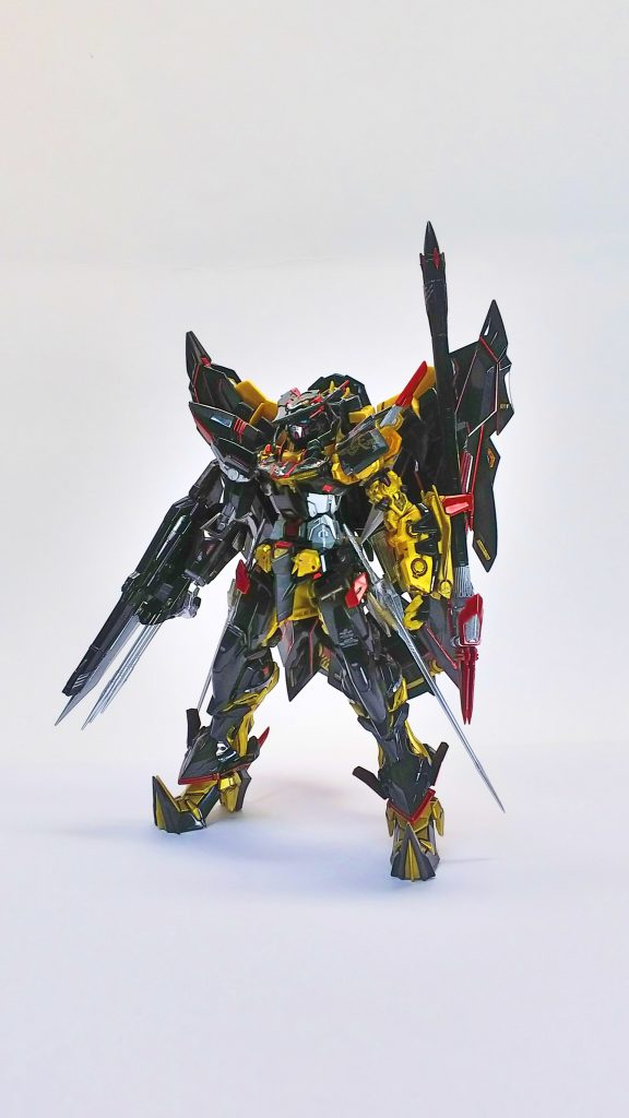 デカールは全ては使用せず、肩など気に入ったポイントごとに使用しました。