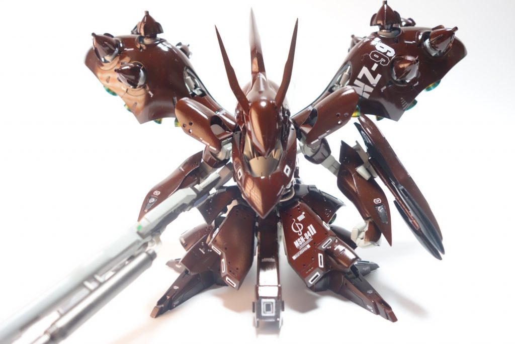 フロントスカートは大型化しました。腕と合わせてナイチンゲールのゲテモノ感が表現されたかなと思います。中々難しいキットで苦労しました。