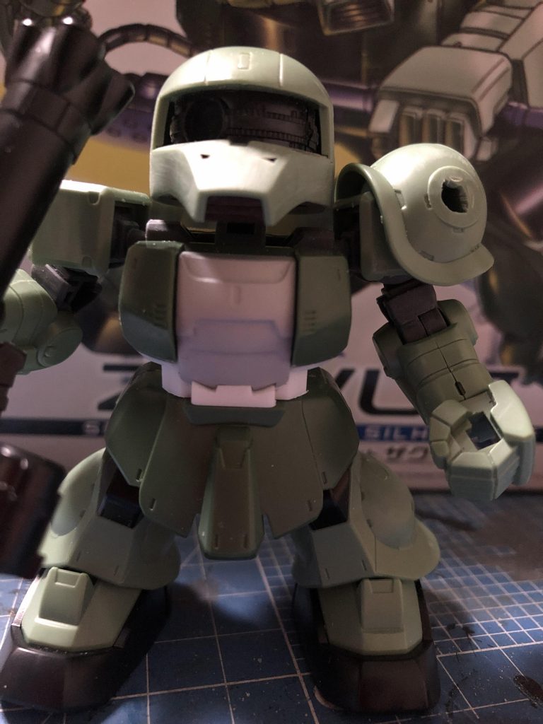 動力パイプなど余計な物はぶった切るだけでかなりザクI感が出てきました!