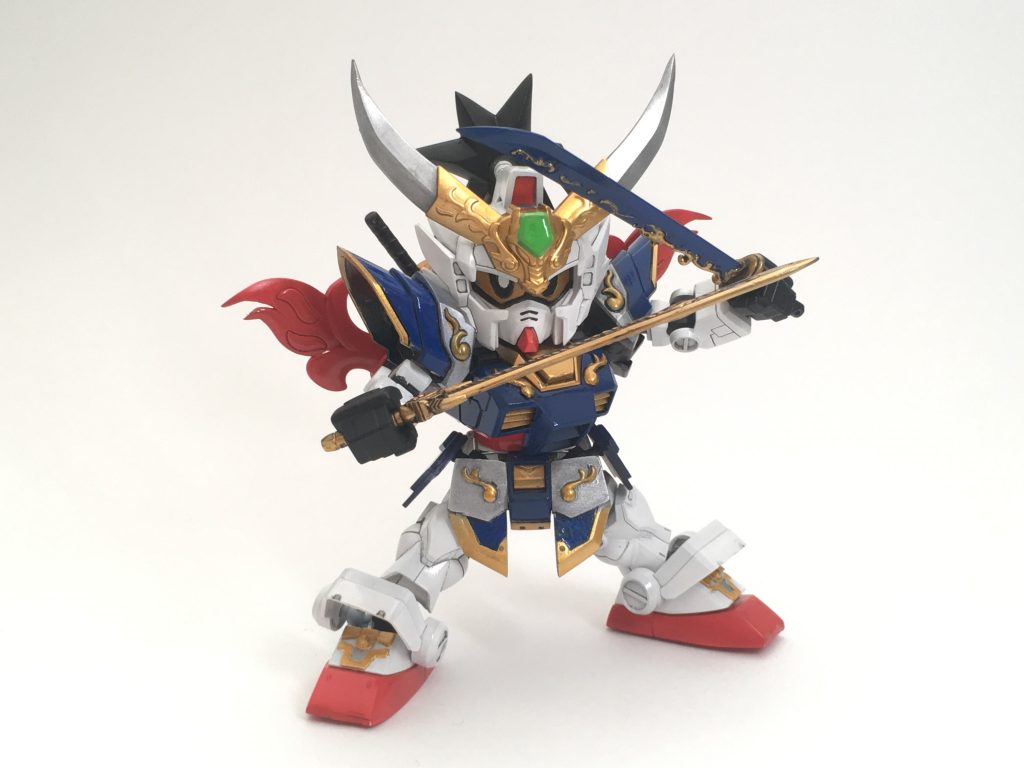 パッケージ絵のポージングです。本来は龍帝剣(右手に持っている金色の剣)が赤い牙龍刀(左手に持っている青い剣の色違い)なのですが以前放送されたアニメでは基本この青金の組み合わせだったのでそちらをリスペクトしました。