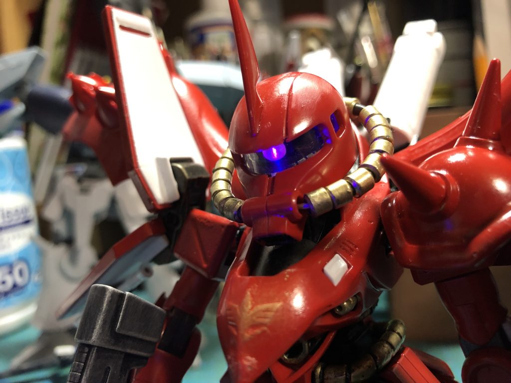 モノアイはブラックライトをあてると発光して見えます。