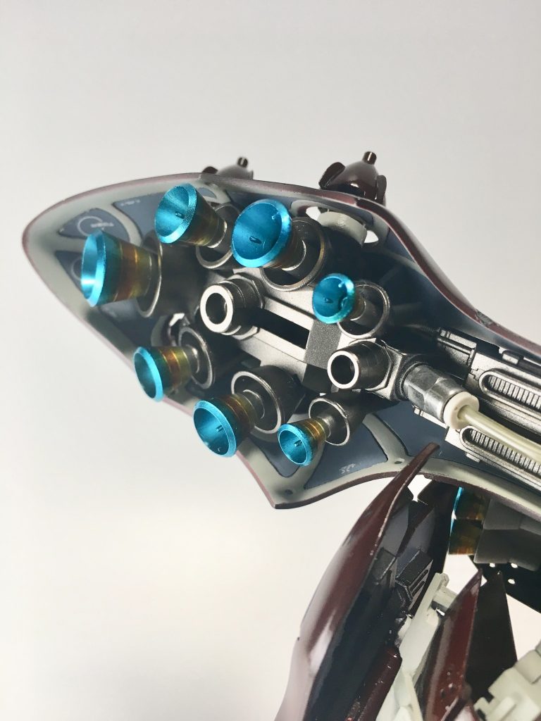 バインダーの裏側も作りこみましたがこちらもほぼ見えない、、、つらい、、、
バーニアは別モノを付け足し強調しました。迫力が増して良かったと思います。