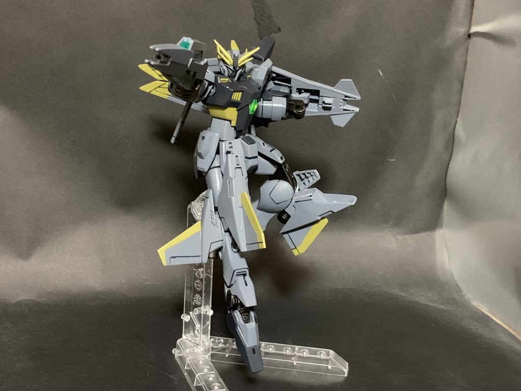 空中でのポージングは脚部のソールを変形させたままにしてます