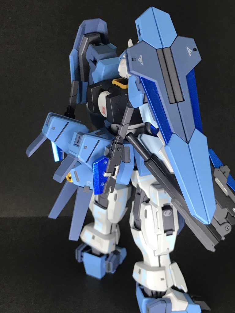 右肩にはライフルビット
ライフルビットは防御と攻撃の2パターンがあります
頭脳派の絵理にとって一番活用している武装かもしれません
防御:範囲内の敵をオートで攻撃
攻撃:ライフル(ピストル)の照準と同じ相手に攻撃
これを応用して3方向から狙撃したり、ライフルビットを潜ませ攻撃したり、もちろん通常のビットや砲台としても使用できます