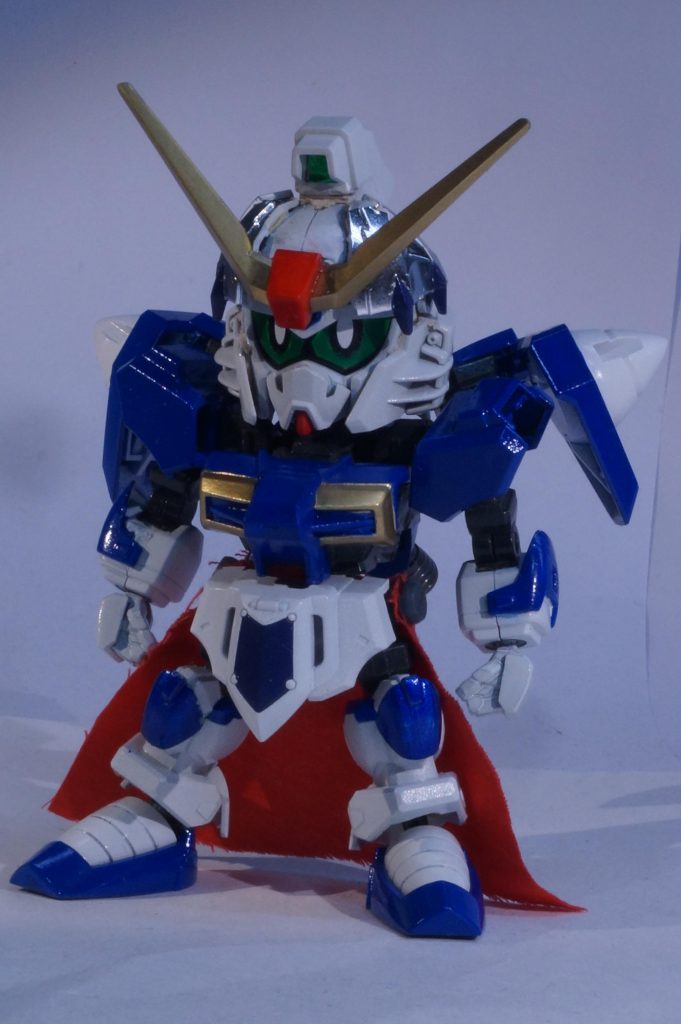 正面です。 CSフレームに、BB戦士デスティニーガンダムを切り貼りし、騎士ガンダムのパーツで騎士感を出しています。 頭部のみ弟に制作してもらっています。魔竜剣士ゼロのパーツで、額飾り?をイメージ。レジェンドBBの素体頭を利用し瞳の交換が行えるようになっています。
