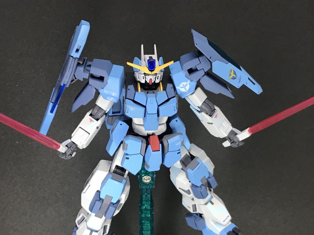 両方の肩アーマーの下にはビームサーベルをマウント
接近戦にも対応できます