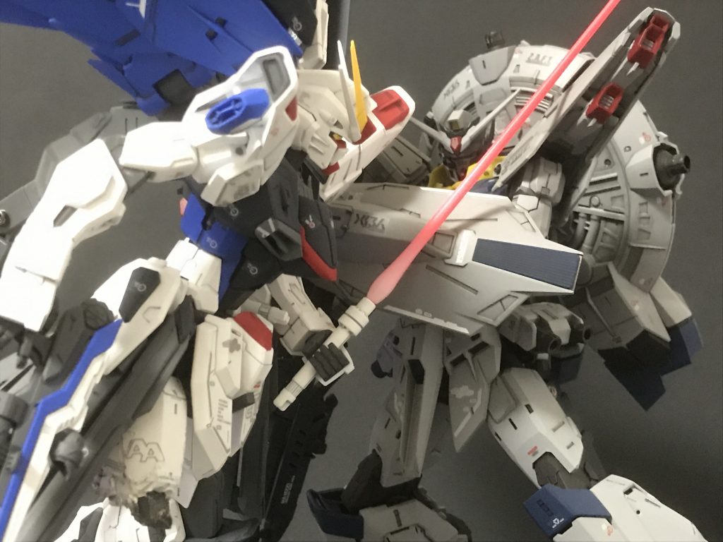 元々この作品はまず最初にMGのフリーダムとプロヴィデンスを普通に全塗装してからSEED最終話のシーンを再現しつつどんどんダメージ表現を加えていったイカレタ作り方をしています。