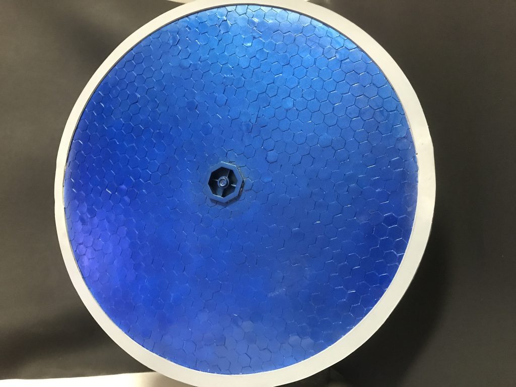 最後にプラ板からスクラッチしたジェネシスがこちらです。表面の細かい六角形を0.5㎜プラ板から900枚以上切り出して貼り付けてあります。作っている途中でなぜこんなものを作ろうと思ってしまったのか自分を呪いましたが、なんだかんだですごいものを作っちゃったなぁと完成してから思ったものです。