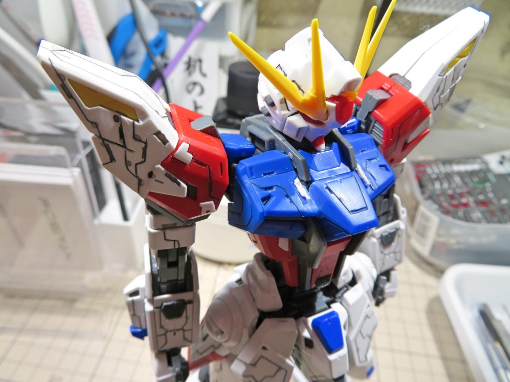 プロポーションでは腹部フレームで3ミリ延長。
露出する部分はプラ材などを使用してディテールアップ。