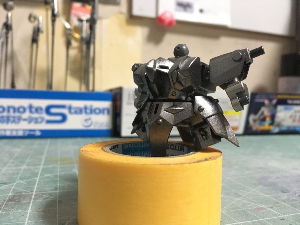 塗装中。
黒サフからのガイアカラーです。