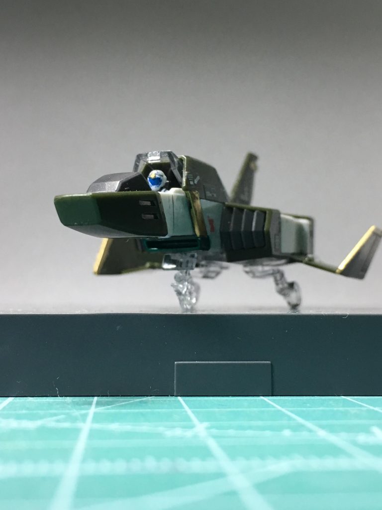 組んで分解してを繰り返した結果、左主翼がコアブロック状態にするたびにポロポロ取れてしまったので、写真撮影後に流し込みセメントで両主翼のヒンジを固定してしまいました。