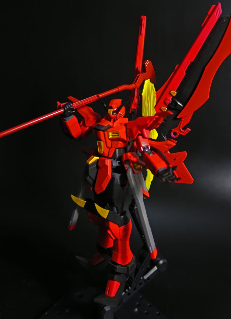 頭部の形状やカラーリングのおかげで、かなり悪役感が出ていますね。
色味にはかなりこだわりました。ビーム刃は元々グリーンでしたが、ゴールドを塗り重ねることでイエローっぽくしてあります。