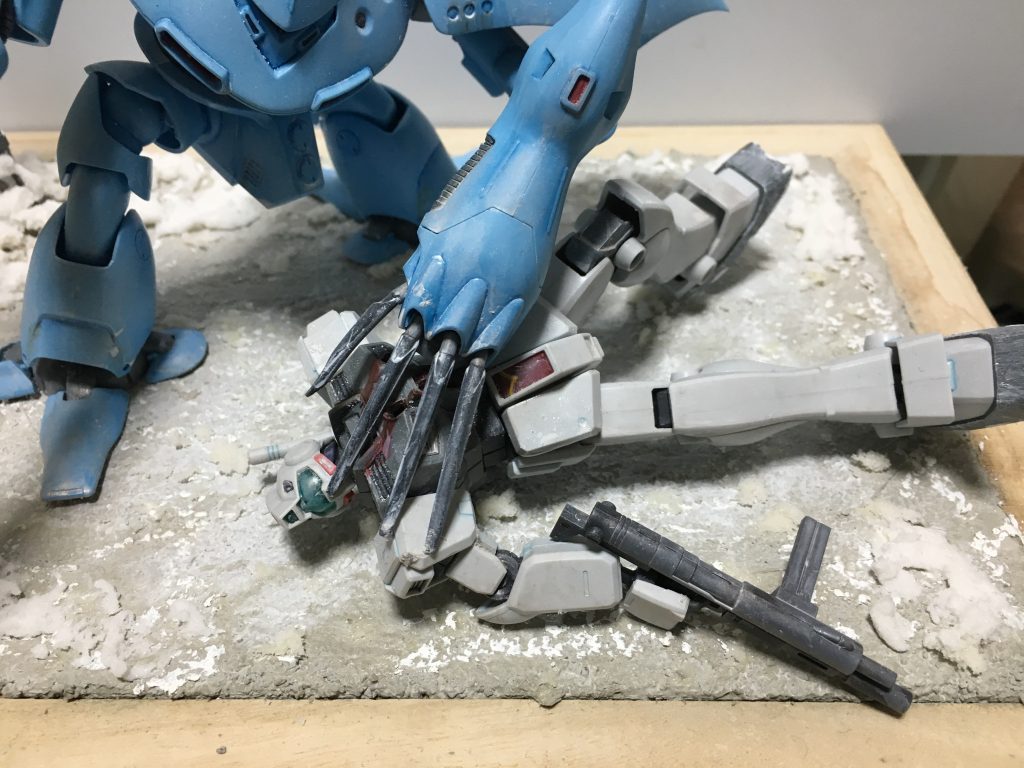 ジムも部分塗装とフィルタリングで制作した他、撃たれた箇所をピンバイスで貫通させ、リアルタッチマーカーで汚しています。