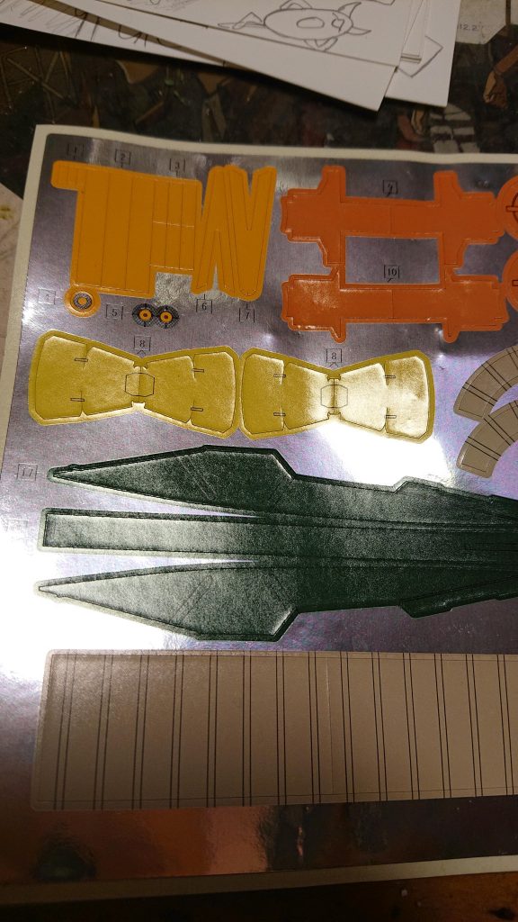 膝部分の金色が少し違う理由はこれです
シールはあまり好きではないので……