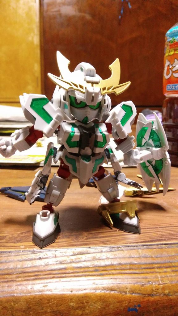 製作初期
アンテナが違うだけでかなり印象が違います。
肩、胸、腰に騎士ユニコーンのパーツを配置。