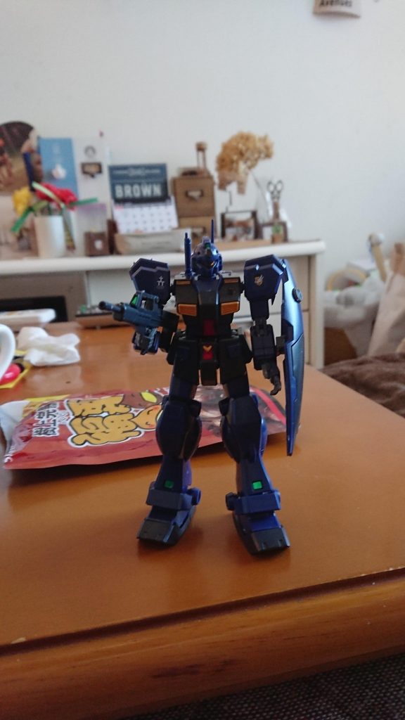 ジムライフル 90mmケースレス弾を発射する実弾兵器｡対MS戦闘を想定しない治安維持行動では、威力の高いビームライフルでは周辺施設まで被害が及ぶ危険を考慮し、実弾火器のジムライフルが使用されていた。