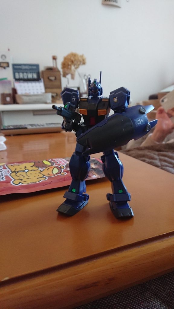 シールド 一年戦争以降、主流となりつつあるビーム・コーティング処理を施したタイプのシールド。