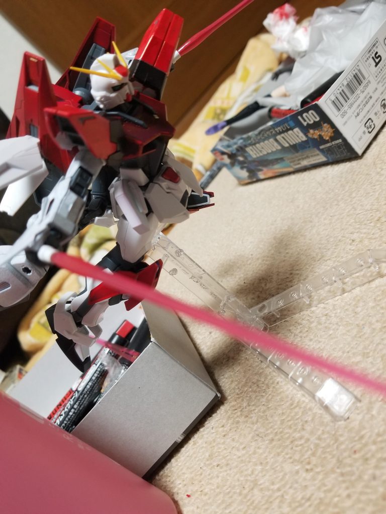 リアアーマーに旧キットのエールストライカーのブースターをスカルアームズのアームで繋げ、動くスラスターにしました。腕部のビームサーベルは取り出して、手に持たすことも可能です