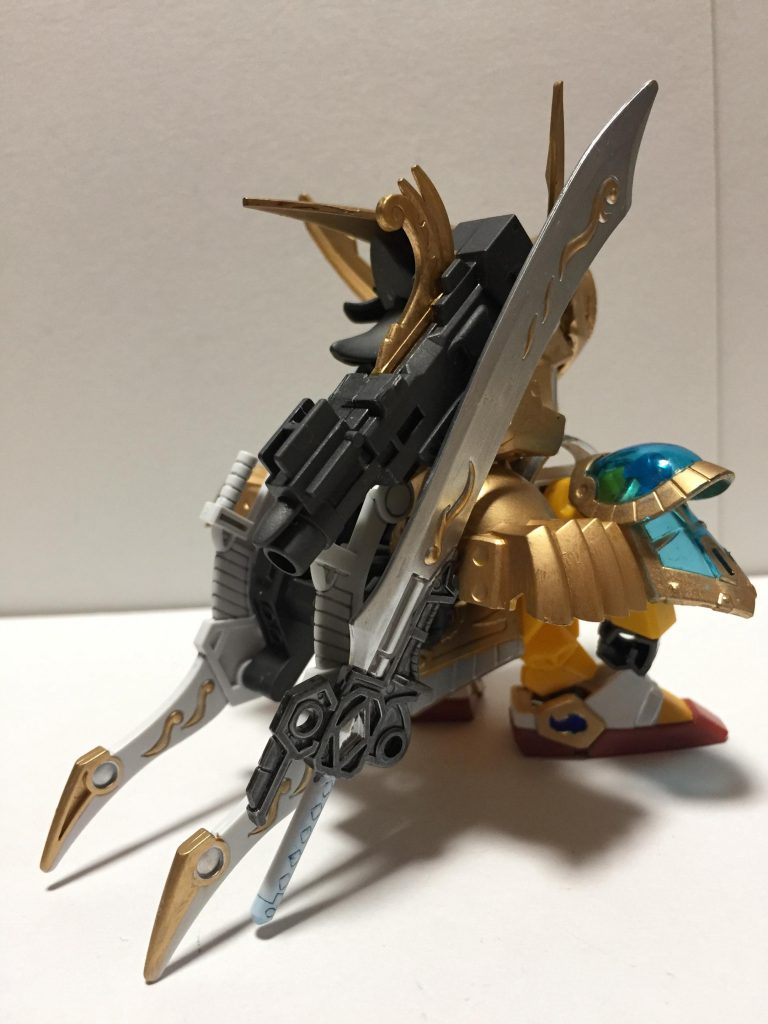 背面。孔明νのバックパックと周瑜のバックパックの組み合わせに轟大帝のパーツを。
火砲は量産型の6連装ランチャーをモチーフに荀彧の凰激砲を使用。