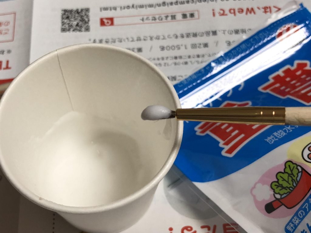 ジオラマベースは、木箱の蓋に木粉粘土で地面を作り、インテリアバークを岩山に見立てて接着した後、テクスチャーペイントで着色しました。ここにボンド水(木工用ボンド+水、1:1)に重曹をかなり多めに入れてかき混ぜてペースト状にしたものを塗って雪表現としました。