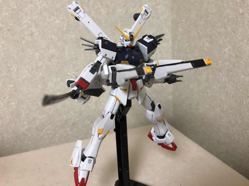 V.S.B.Rはサイドスカートに取り付けた上でクロスボーンのサイドスカート部分を接着しているため武器のマウントも可能です。