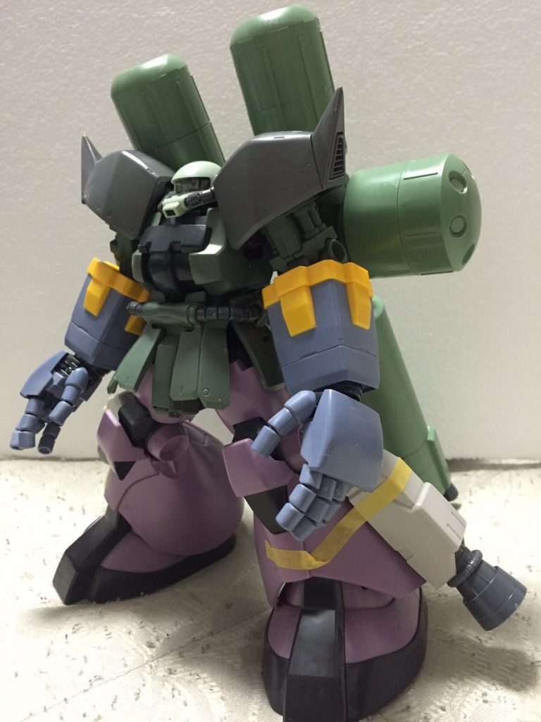 塗装前の写真です。以下ミキシング素材。
機体本体の基部はF2ザク、肩はゲルググ 、腕はジオング、足はドム、足の横についてるバーニアパーツ達はGP02から、バックパックはクシャトリヤリペアードの物です。