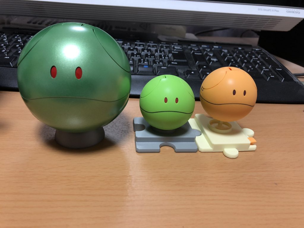 ハロプラとの比較。サイズは実物サイズの様なので大きくなってます。集めて飾るのも楽しいかもネ。
