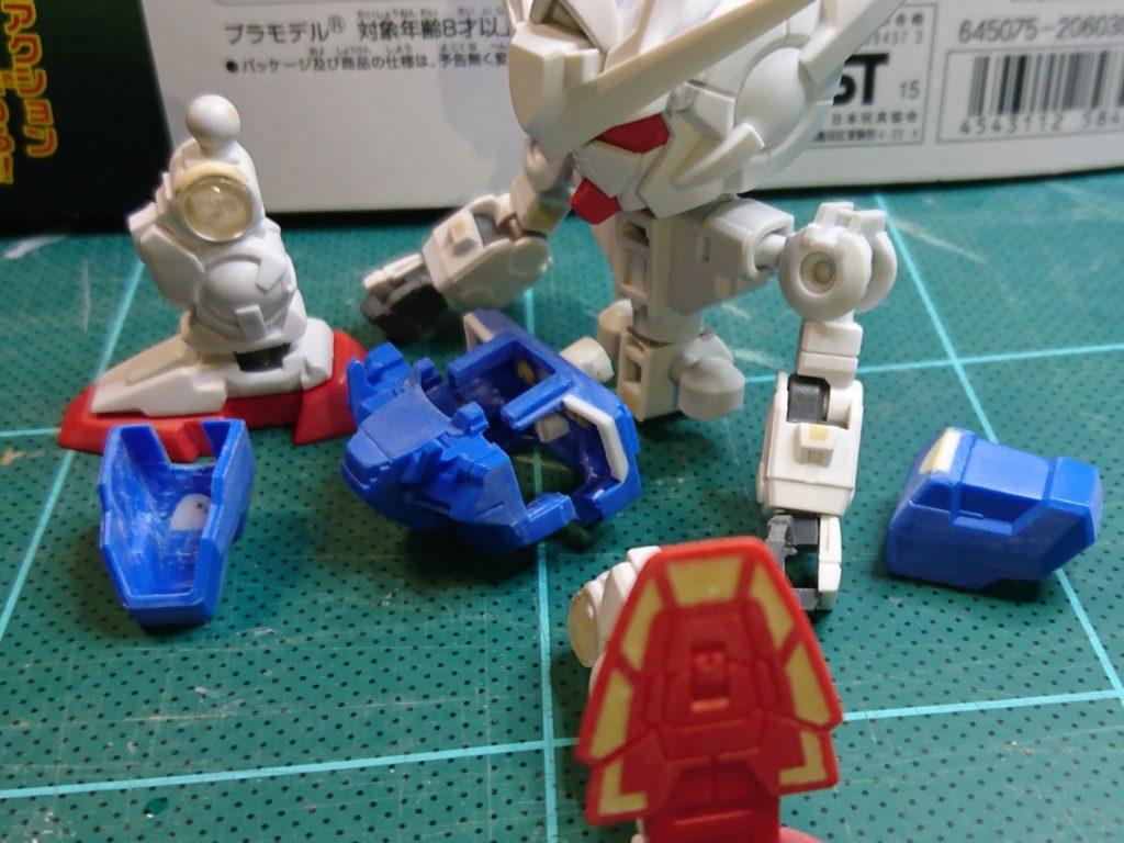 本体と肩の中を空洞化し、フレームにかぶせる形に加工。足の付け根も上部に移動してます