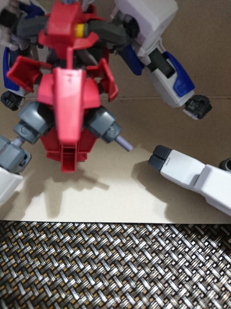 ジェノアスカスタムの股関節にランナーの棒を使いました