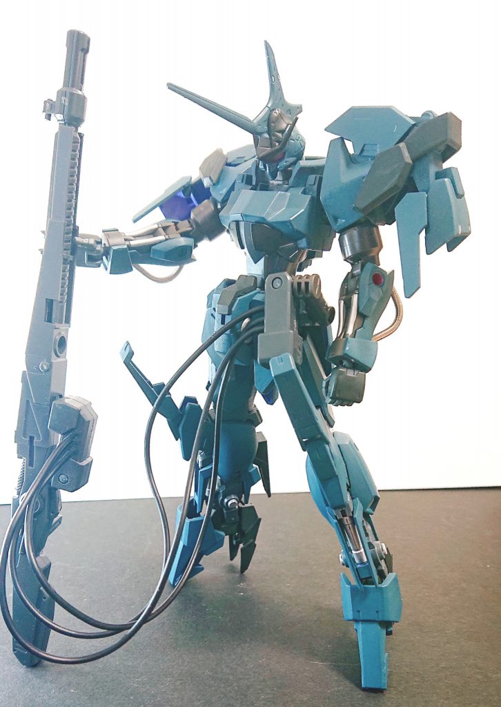 バスター的なランチャーをエネルギー供給ケーブルを接続して立つアレっぽいやつ