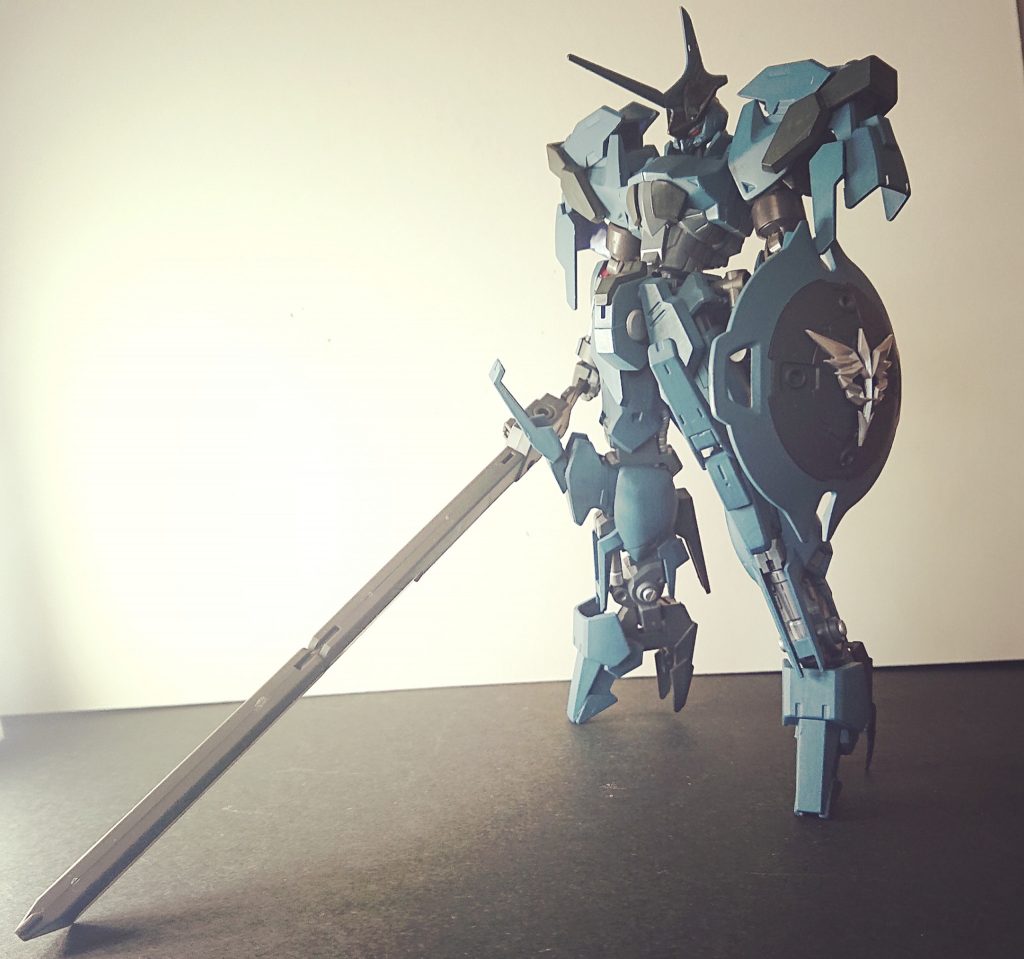 盾と剣を持って立つアレに似たやつ