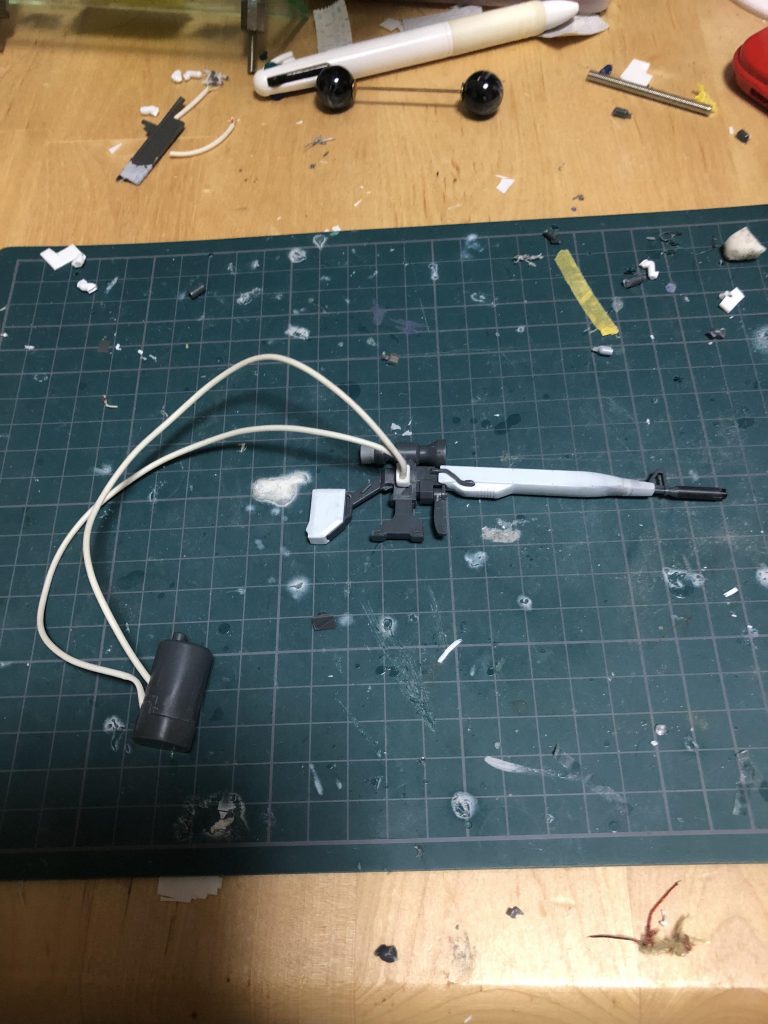 ロングレンジビームライフルもプラ板で延長し、外付け外部ジェネレーターも自作しました。