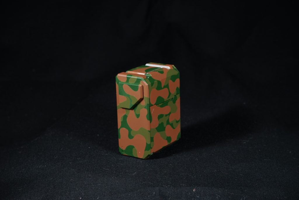 こだわりポイントの一つとしてコンテナの中をシルバーに塗装してリアル感を出しました。