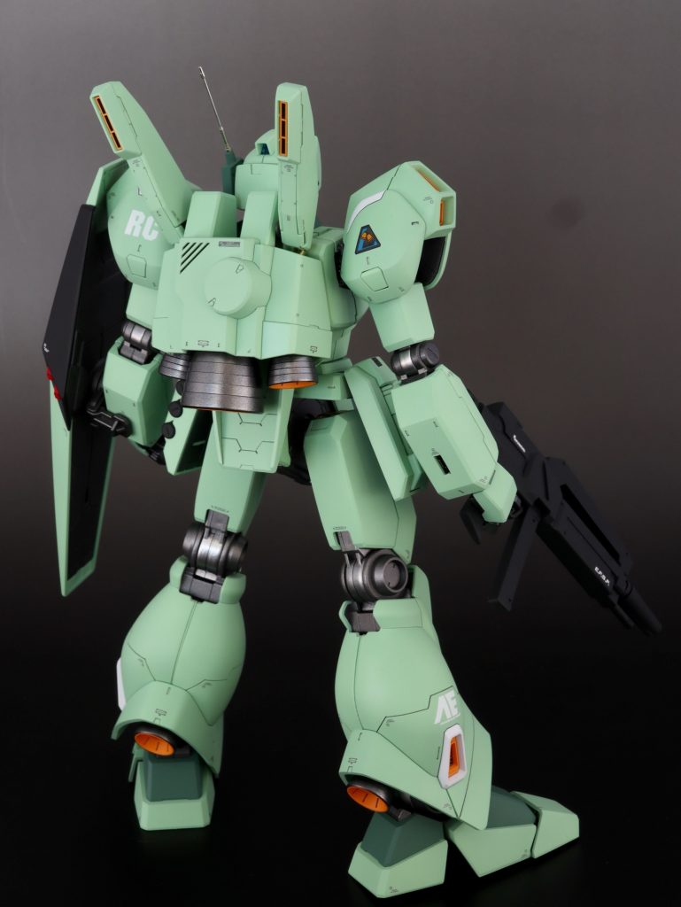 ラインを追加したのは肩、胸、ふくらはぎ側面、裾です。その他、ワンポイントのディテールをサイドスカート、膝下に掘って塗り分けています。
肩や額にモールドを追加、および、既存のものを埋めて削除を行いました。
メタルパーツ追加のための工作も行なっています。バックパックはちょっとだけ厄介な構造でした。