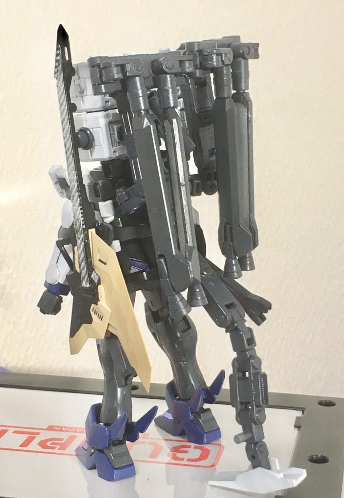 バックパックはアンプやサテライトシステムのリフレクター装備など盛り盛り満載です。
後述の必要な機能を全部盛り込んだおかげで重量バランスなぞ考慮してません。
一応前傾姿勢になれば自立はしますが、バランスが悪いので展開式の固定脚で支えてます。