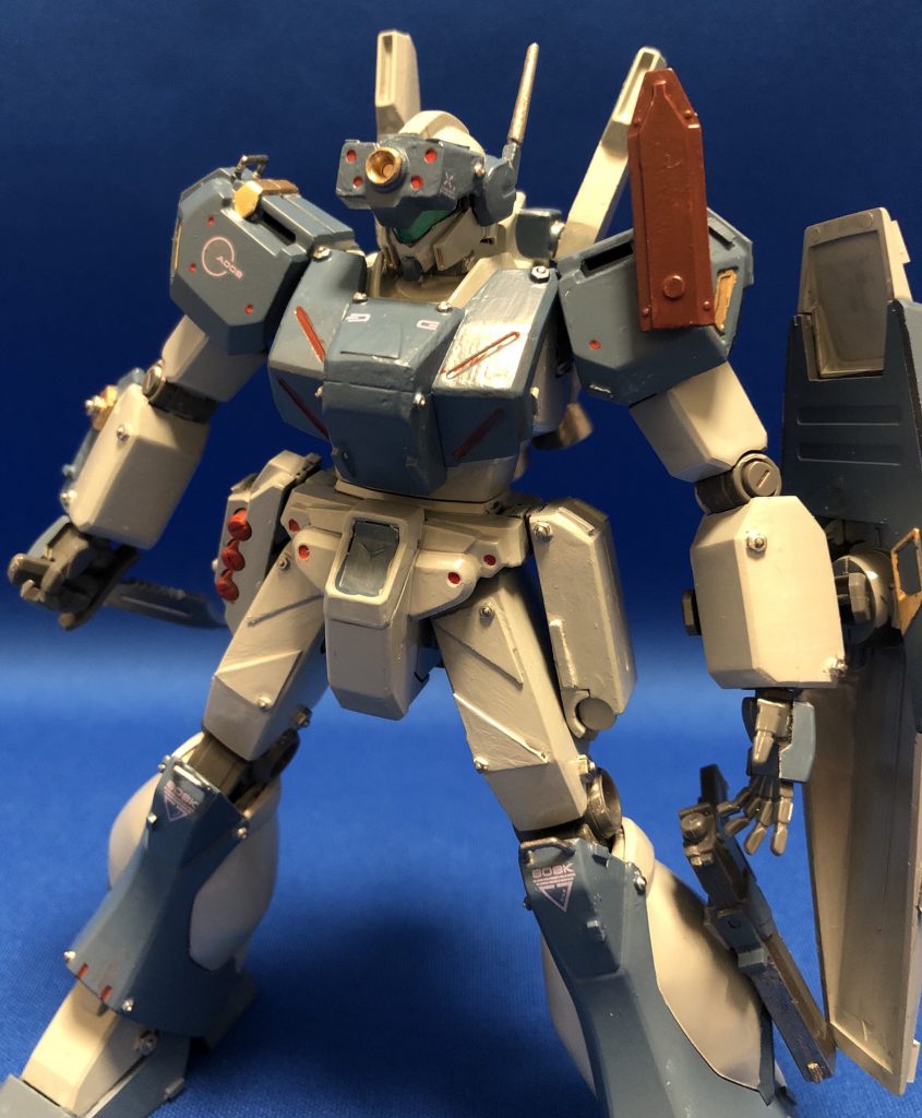 フロントショット
筋彫り苦手なので情報量足すのにプラ板やプラ角、六角モールドとフックを加えました。