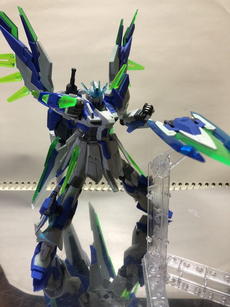 武装紹介とポージングです。
脚部に付いてる武装はトランジェントの槍のクリアパーツとGNカタールを合体させました。手持ち武装にもファンネルにもなる設定です。