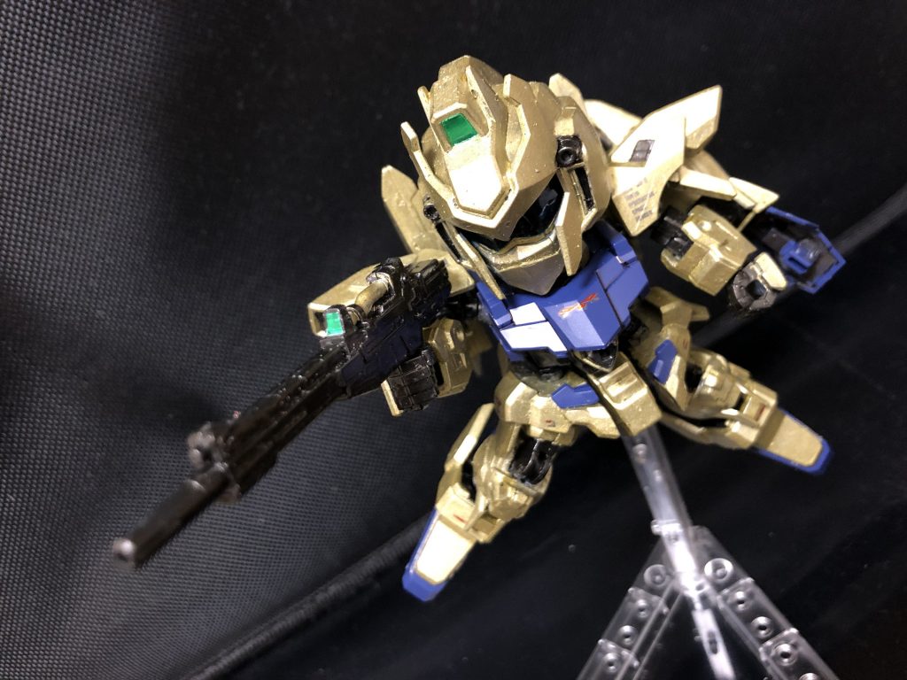 クワトロ「しかしアレだな...。君のその仮面はなんだ...。君の本心を隠す為のものか...？」
oyz「はははっ！コイツは趣味ですよ。仮面、カッコいいじゃないですか？そう思いませんか？」
クワトロ「...まあそうだな、悪くない趣味だとは思うが...、こう見るとなんで仮面？って思ってしま.....。...イヤ、なんとも言いがたいな...。こんなにもコメントしづらいとは..。」
oyz「まあいいじゃないですか、これです！こちらが可変可能になった百式、名付けて“百改”です！」
クワトロ「ほう...,、コレか...。」
oyz「スペックも従来の百式と比べて出力を30%程増強してます。クワトロ大尉ならば、敵は3倍の速さで動くように感じるかと思います！」
クワトロ「ほう...。何処かで聞いた様な話ではあるな...。」
oyz「そうですよ！いっそのこと赤で塗っちゃおうかと思いましたよ、大佐。」
クワトロ「それは避けたい所だな。今の私はクワトロ大尉だよ、室長。ん？何故その事を...？」