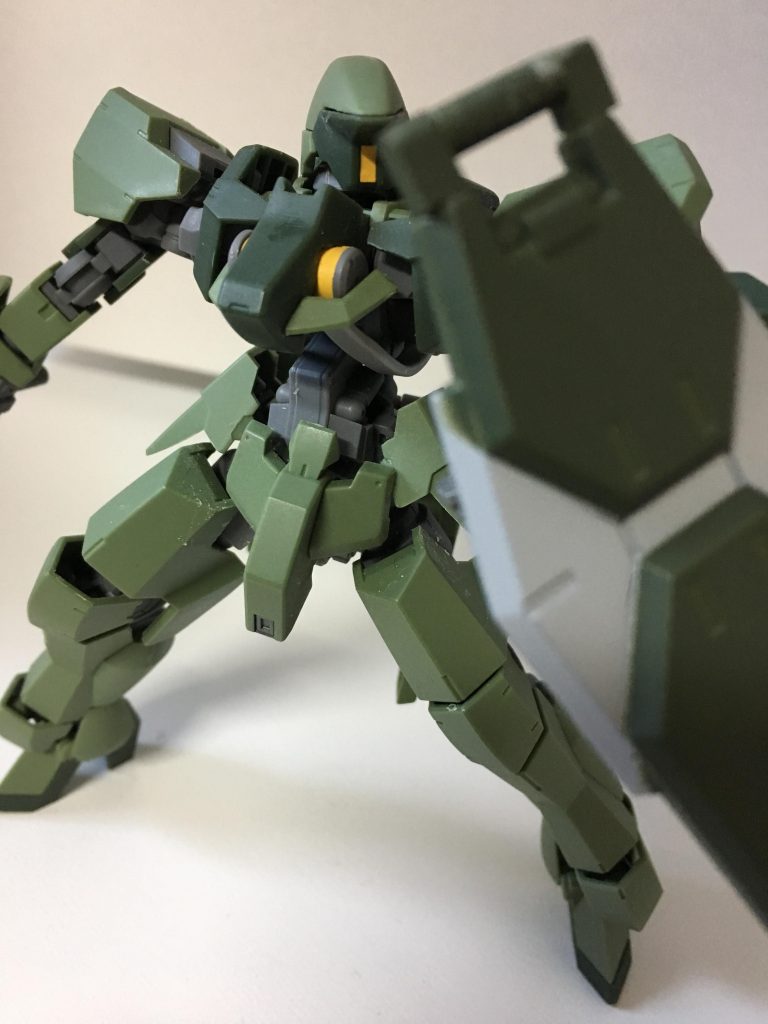 グレイズのシールド、取り付け位置とか可動がいい感じに動くので表情付けがしやすくて好きです