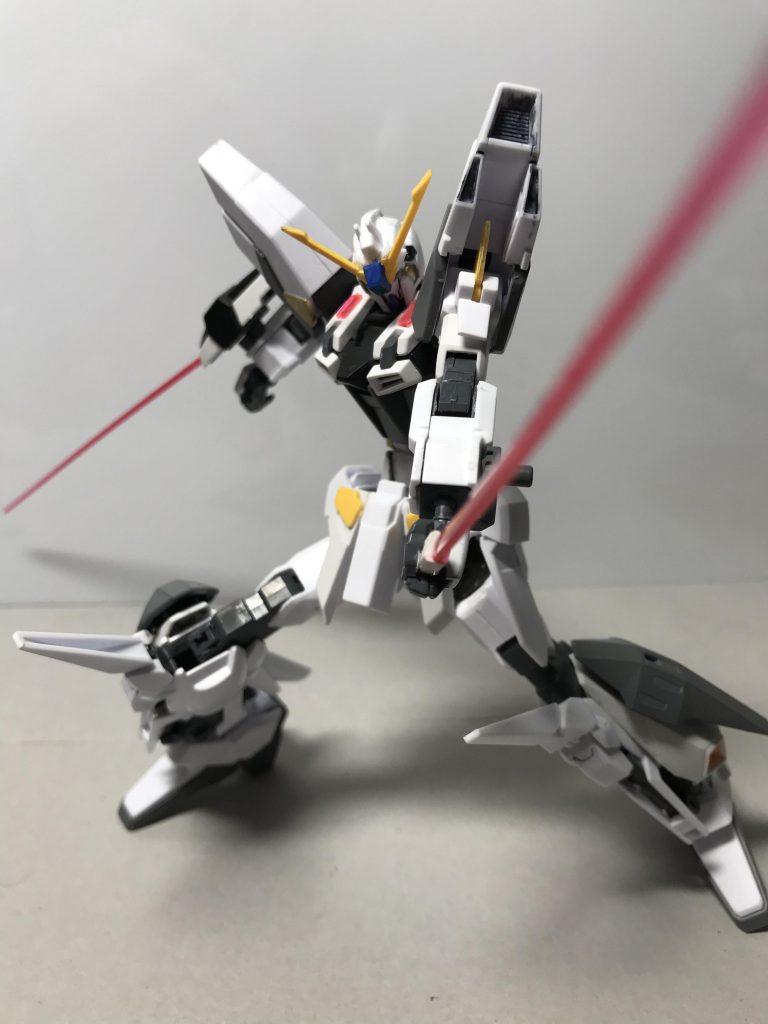 普通のビームサーベルもあります!!
右手のものはトンファーになっておりユニコーンと同じ出力のビームサーベルが出せます!そのかわりサーベル発生機がユニコーンより大きくなってしまっています。