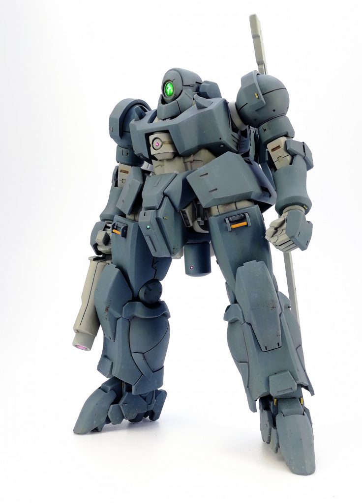 胸と股下と背中の蛍光ピンクは光学式アクティブ防御ユニット。キュイっと動いてレーザーで迎撃。
緑は光学系センサー。
股間前部の出っ張りは全体的にセンサーユニット。

頭はドラッツェをベースにジンクスのカメラと合成して顎部分は丸ごと首ガードっぽい別パーツ風になるよう再構成。襟はヅダの側頭部。

胸から背中まではディジェを切ったり埋めたり。胸のセンサーはグリモアの手首です。
パンツはガーベラテトラの股間を切った貼ったしてサイドズカートをレギンレイズの肩装甲で追加。

足はアクトザクを短縮してストライカージンクスとダナジンのパーツで靴を仕立てました。
腕はまんまリーオーNPD。ディジェ胴と肩の球体がマッチして良い。