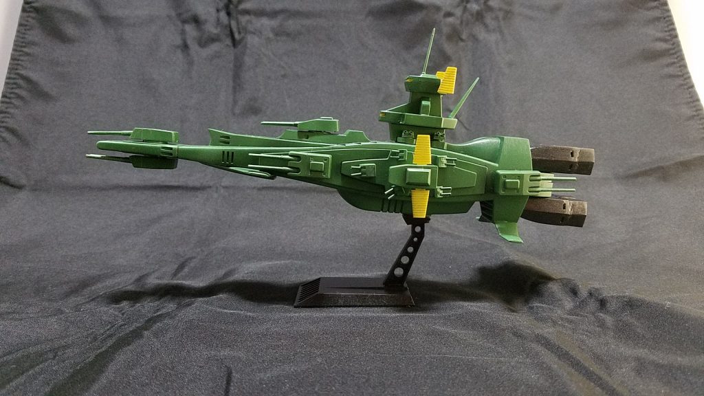 サイドビュー。
バーニアブロックはキット指定のカラーではなく好みで塗装しました。