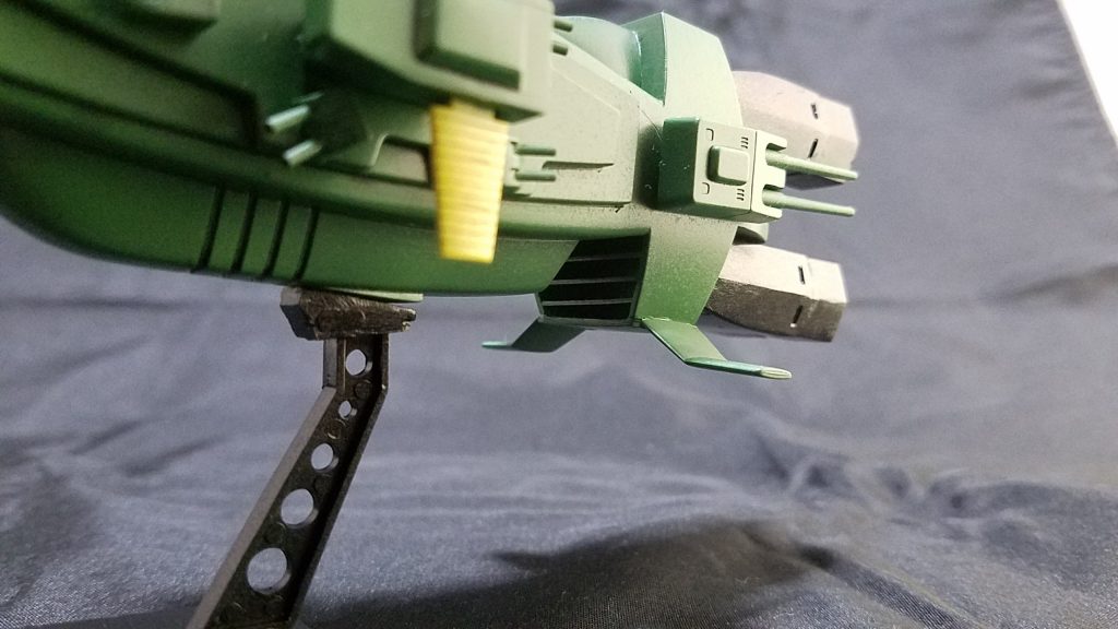 後部底面の部分は、キットではシャッターのようなモールドになっていましたが、箱絵に準じダクト状に変更しました。