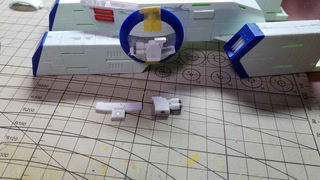 メガ粒子砲の塗装前。
砲塔の接続はネオジム磁石ですが、本体との接続は出っ張りに引っ掛けるだけです。