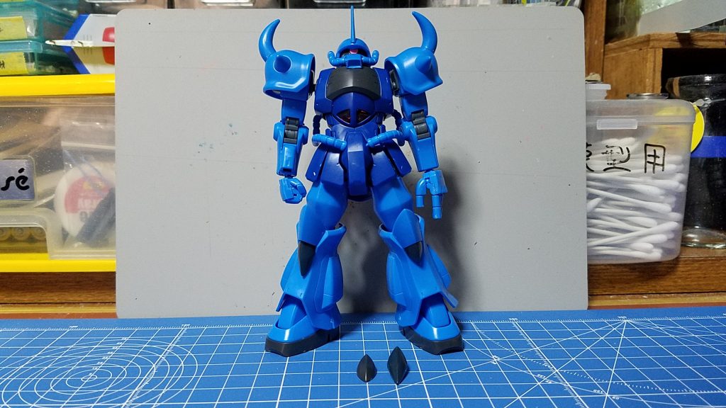 グフ、膝の黒い部分の比較。
右膝が旧HGUCの物、右膝がキットの物。